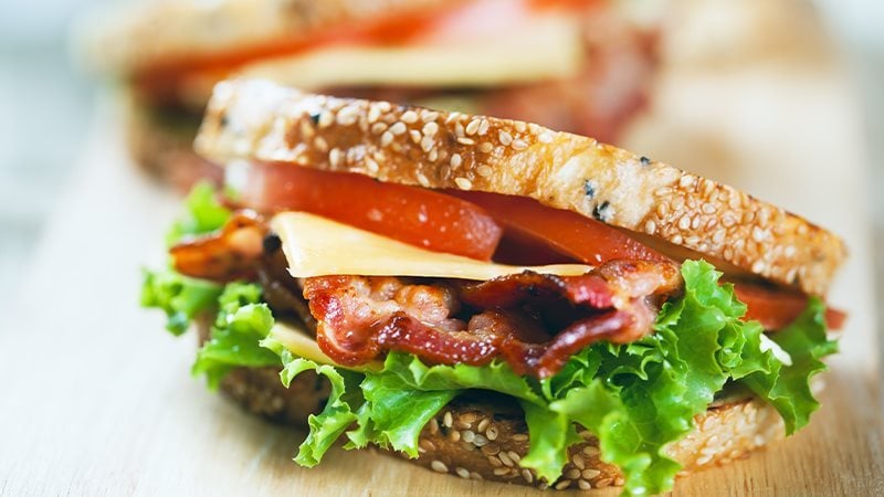 Panino con pancetta e formaggio fuso-1